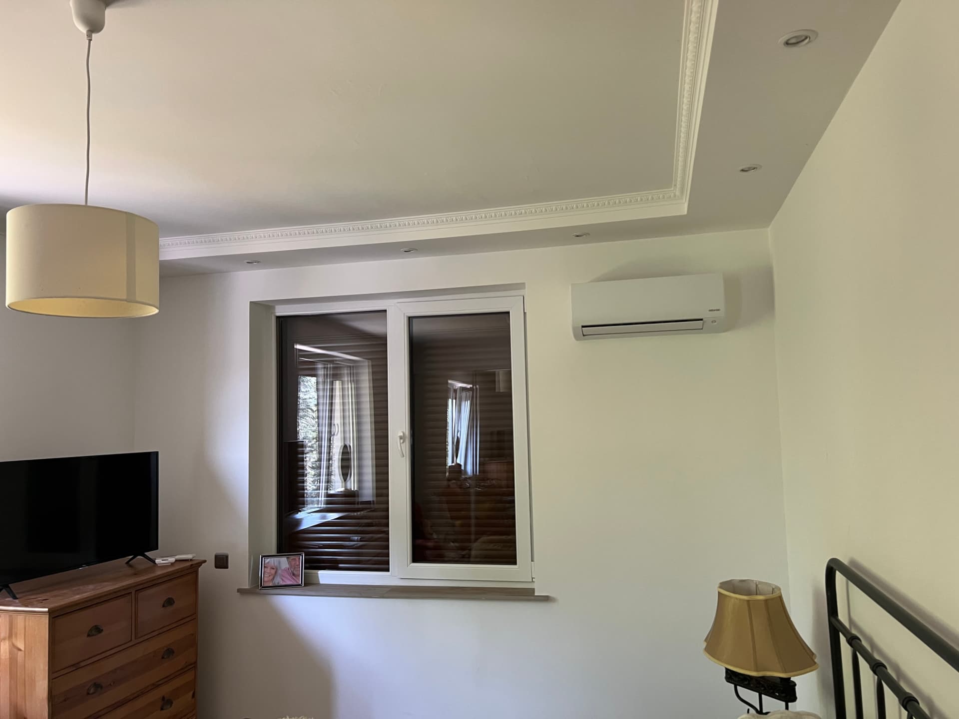 Climatiseur mural installé dans une chambre
