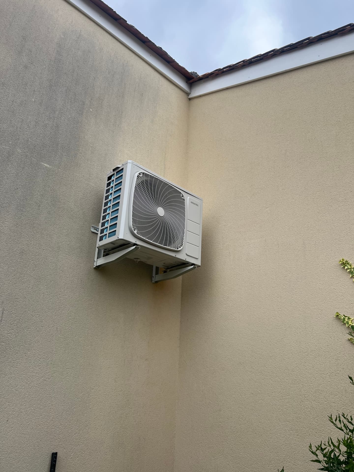 Groupe extérieur Atlantic fixé en hauteur dans une cour