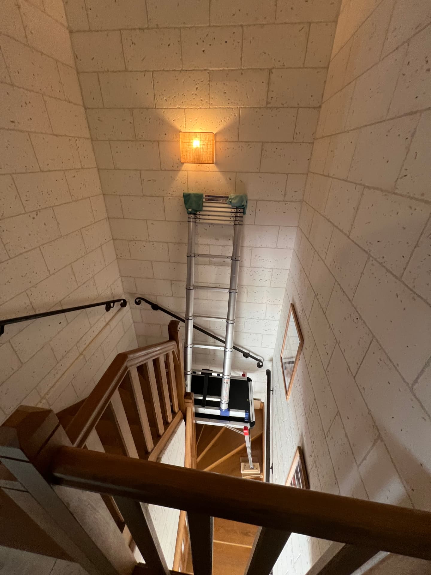 Installation d'une climatisation depuis un escalier