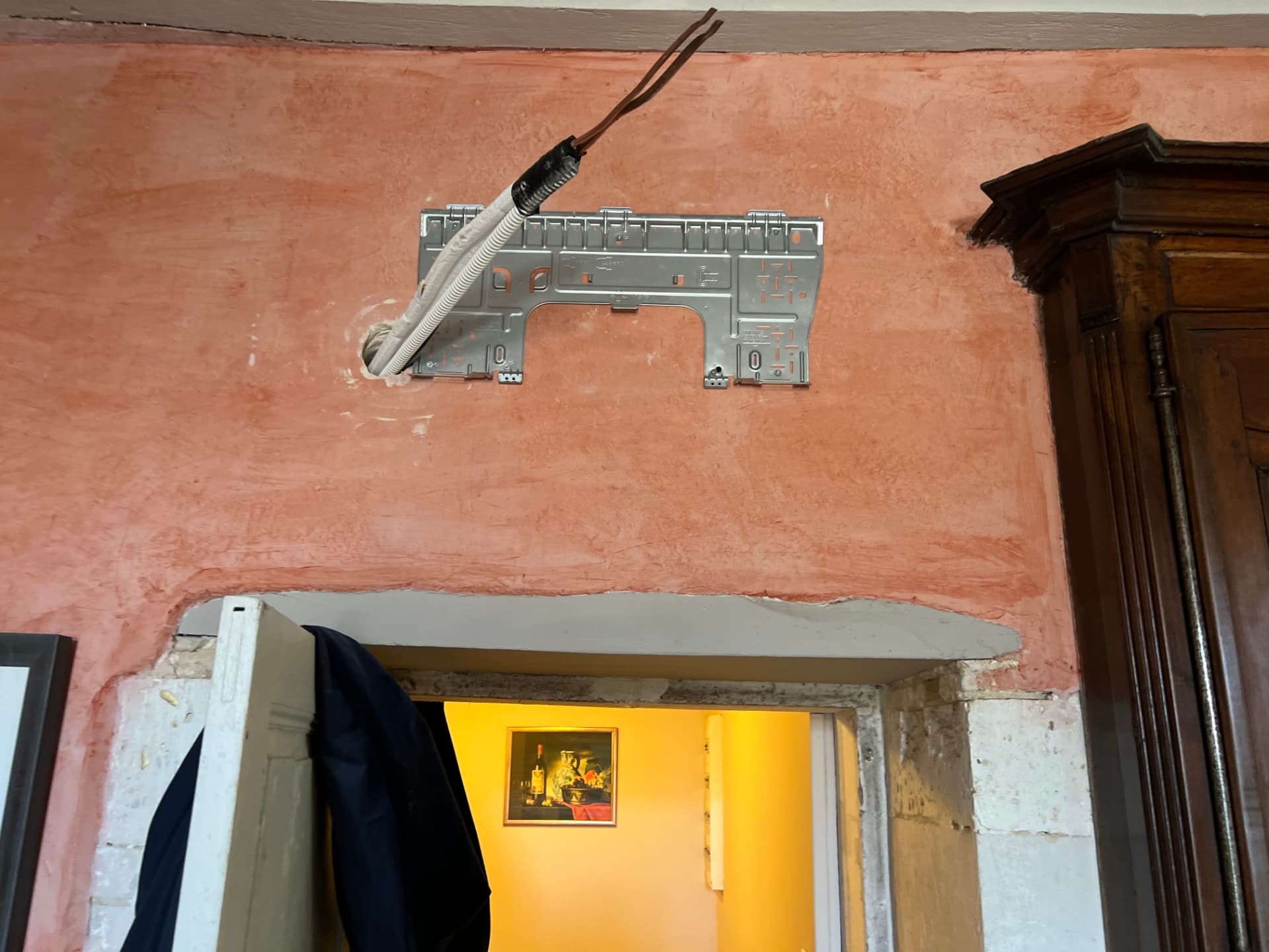 Préparation murale avant la pose d'un climatiseur