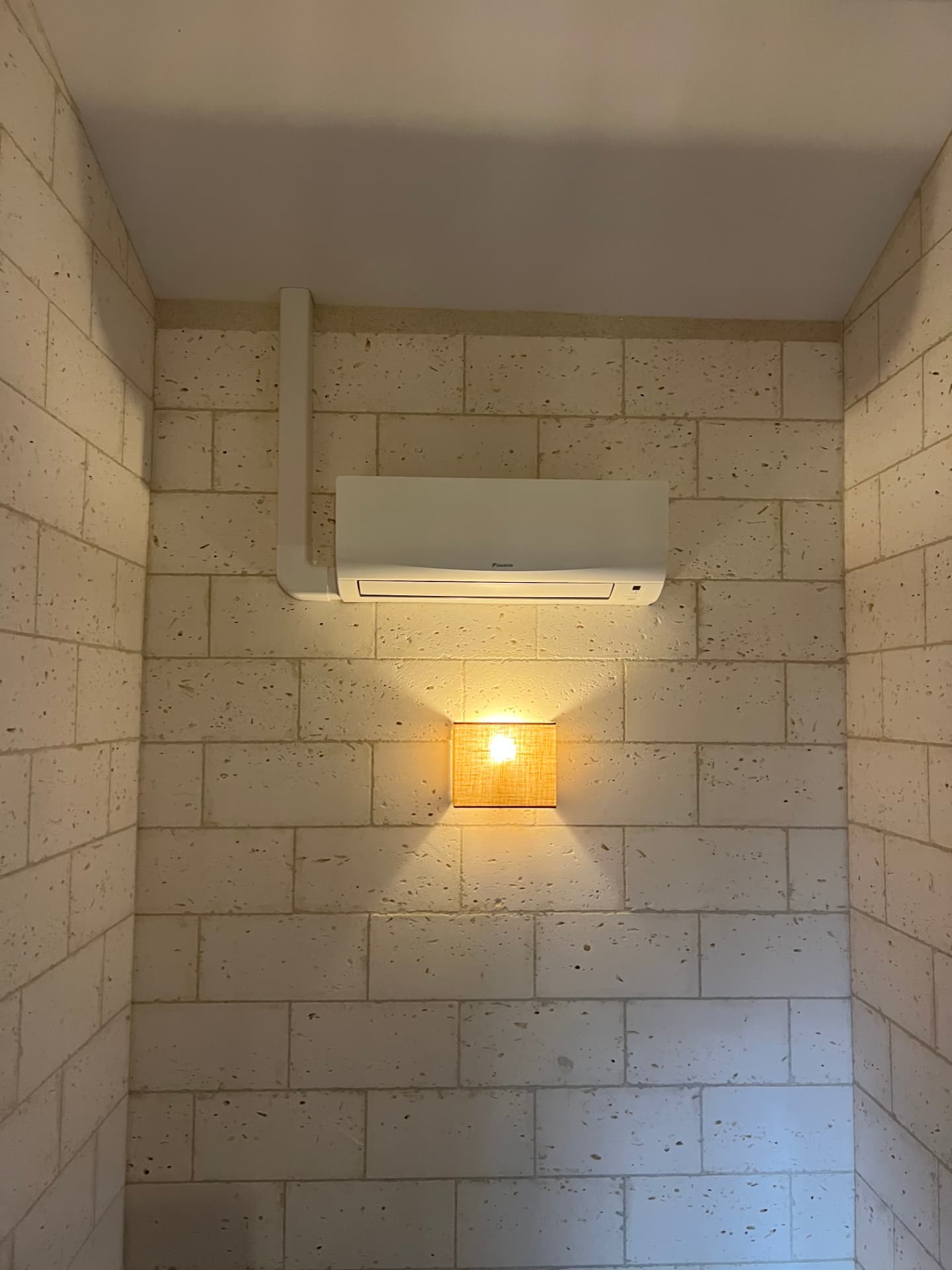 Unité intérieure Daikin Sensira installée sur un palier